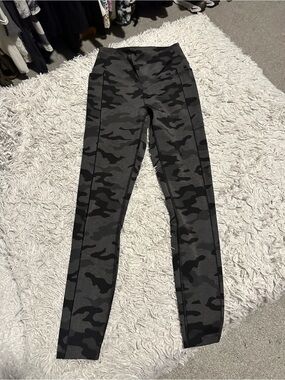 PINK Victoria's Secret Gray & Black Camo Leggings